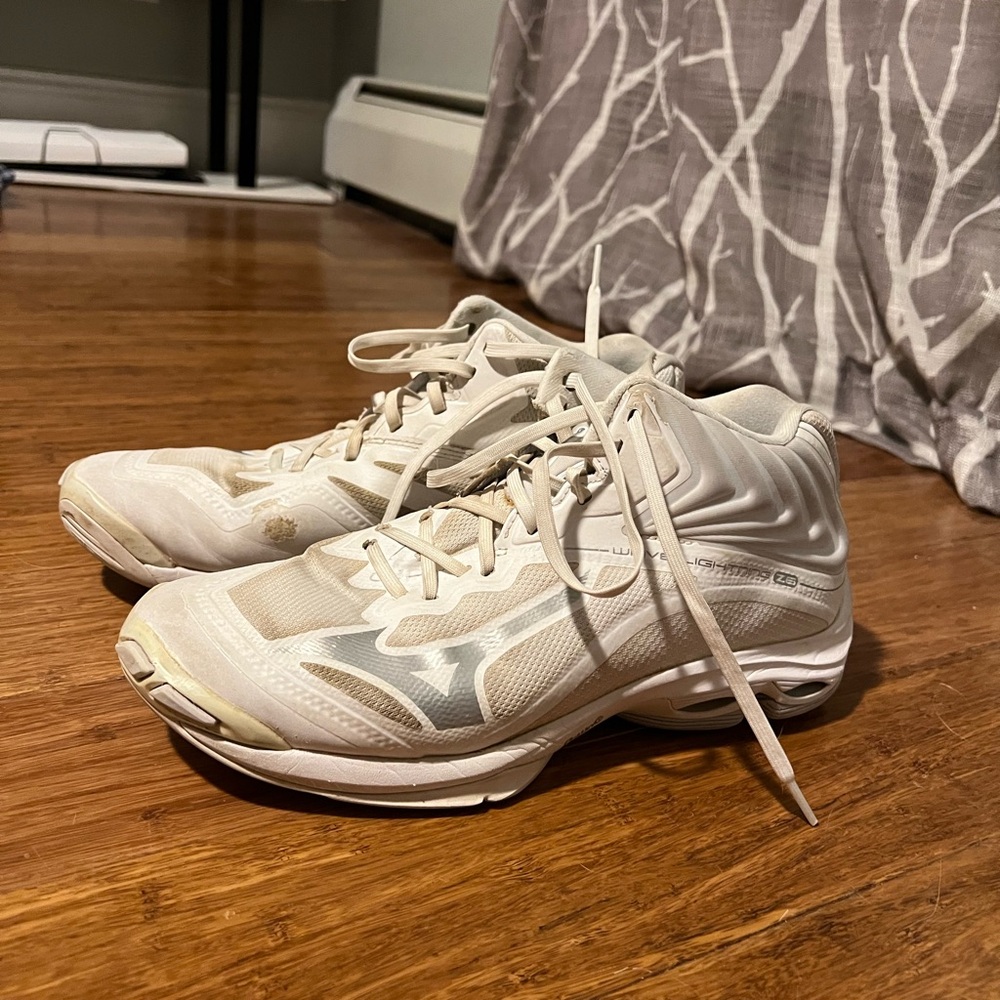Size 10 mizuno volleyball sneakers